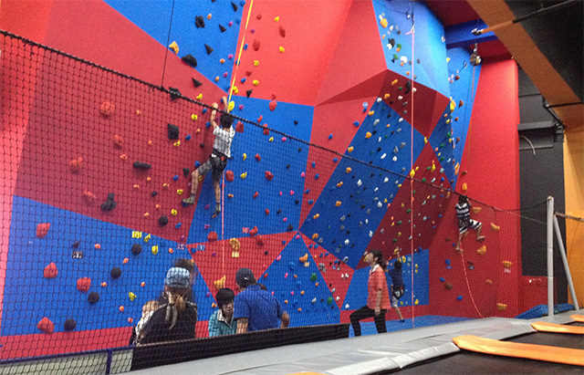 クライミングは登れるコースもいろいろ／藤枝ボウル・てんとう虫パーク 藤枝店