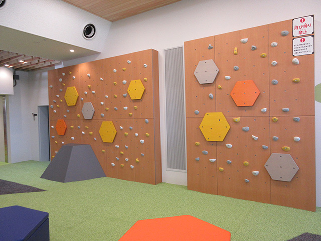 ボルダリングで全身を使って体を動かせる／春日井市子ども屋内遊び場 ぐりんぐりん