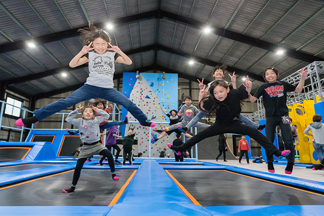 みんなで思い切り飛び跳ねよう。／トランポリン・アスレチックパーク JUMP LAB 鳴海店