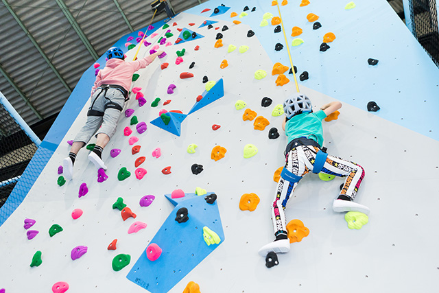 高さ9mの本格的なクライミングウォール／トランポリン・アスレチックパーク JUMP LAB 鳴海店