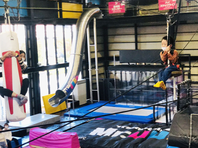 ジップラインや急降下スライダーなどの絶叫アトラクション／トランポリンパークMr.JUMP 大高店