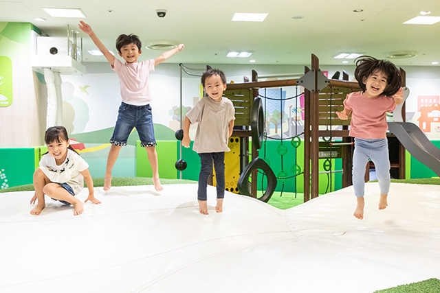 丘をイメージしたふわふわの巨大トランポリン「風の丘」／あそびパークPLUS ららぽーと名古屋みなとアクルス