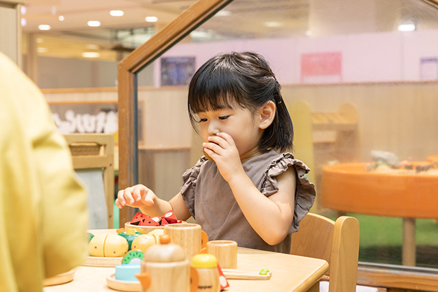 食材も道具も豊富にそろった本格「おままごと」／あそびパークPLUS ららぽーと名古屋みなとアクルス