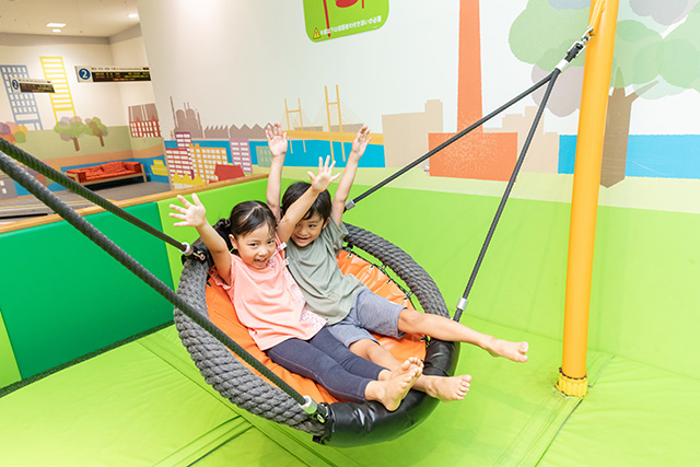 まるでゆりかごのような揺れ心地！「ざるブランコ」／あそびパークPLUS ららぽーと名古屋みなとアクルス