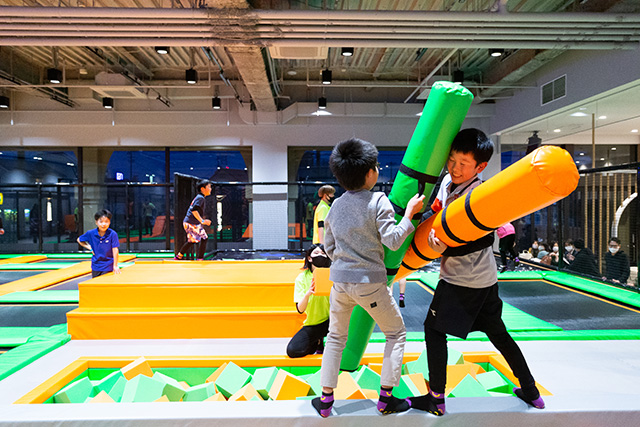 棒を使って橋の上から落とし合う／TOBUPARA