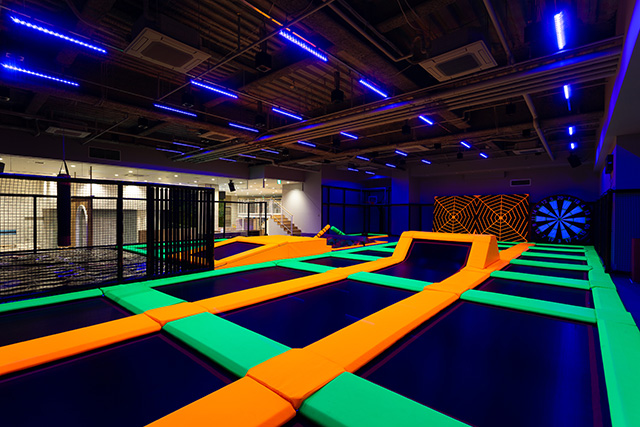 ブラックライトを照射してトランポリンが光る／TOBUPARA