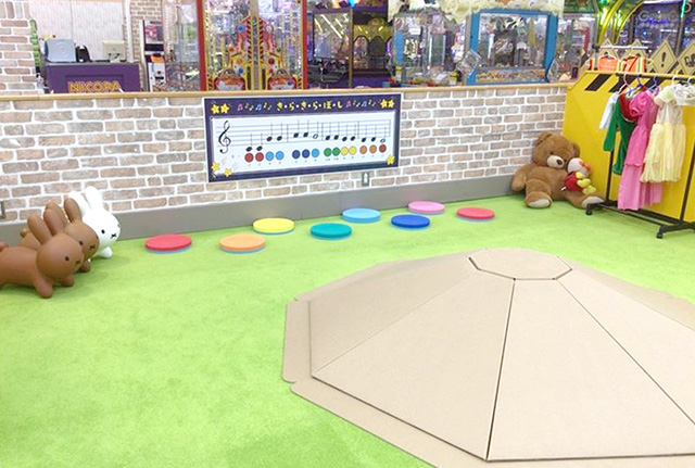 ミニスライダーや絵本など、小さな子どもが楽しめるスペース／NICOPA & nico ground 岡崎店