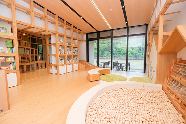 ヒノキのボールプールや絵本などのベビー・トドラーエリア／木と森の体験施設 kiond