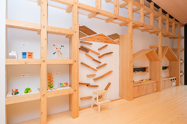木のおもちゃやマグネットウォールで遊ぶクーゲルバーン／木と森の体験施設 kiond