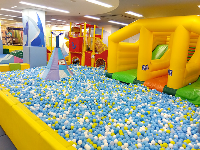 ボールプール、エアスライダー／キッズーナイオン鈴鹿店