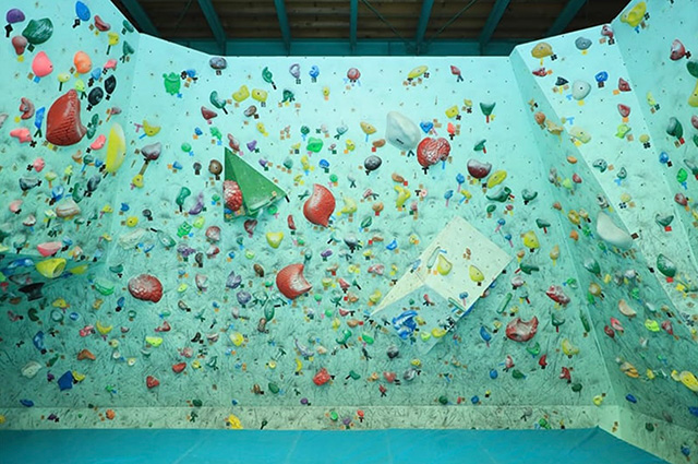 いつ来ても楽しめるクライミングウォール／おもしろっく