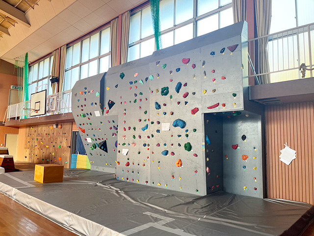 クライミングウォール／あそべる廃校！ういこっちゃね。