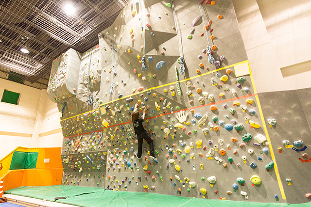 2階クライミングウォール／三重県立みえこどもの城