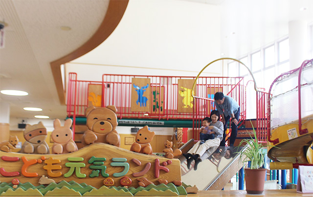 大型遊具があるこども元気ランド／京都市子育て支援総合センター　こどもみらい館