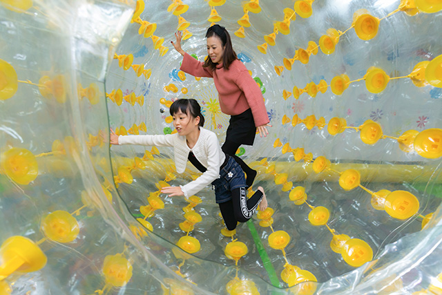 ローラーを中から転がして楽しめる「ローラーズ」／ATCあそびマーレ