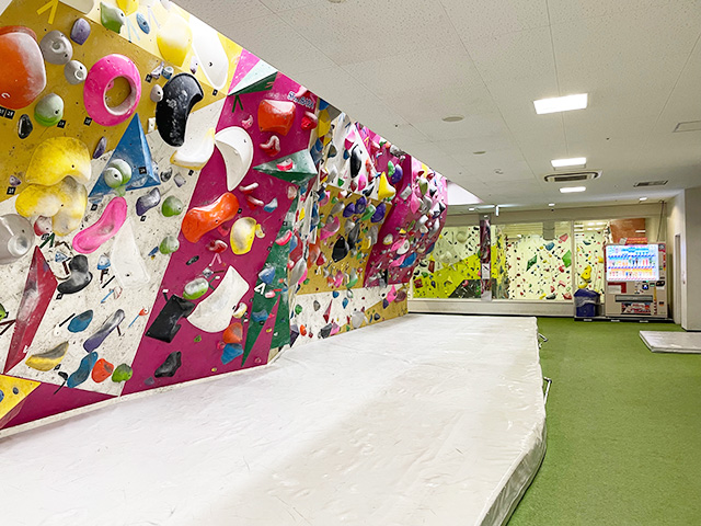 施設内の床は芝生で覆われているので、座ってくつろぐことができる／ディーボルダリングプラスリードなんば