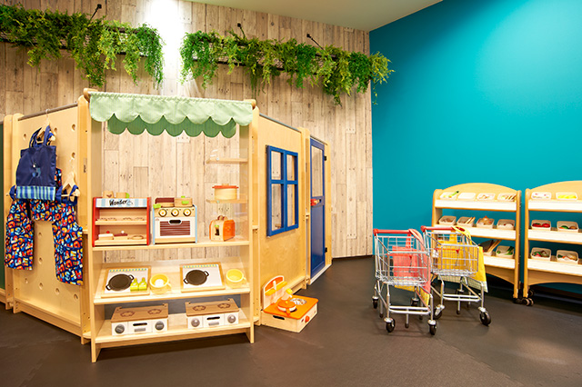 おしゃれな木製キッチンとかわいいマルシェ（キッズエリア）／DADWAY PLAYSTUDIO NAMBA