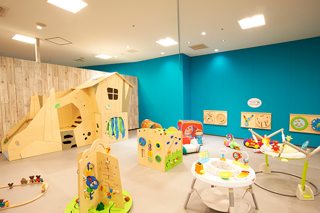 見て聞いて触って楽しいおもちゃが並ぶベビーエリア／DADWAY PLAYSTUDIO NAMBA