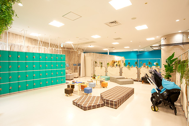 広々としたベビーカー置き場やロッカーも完備／DADWAY PLAYSTUDIO NAMBA