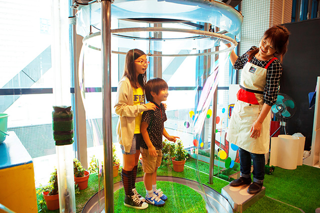 人がすっぽり入れる巨大なしゃぼん玉／キッズプラザ大阪