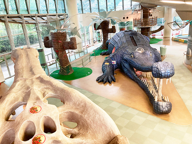 マチカネワニの生体と骨格をモチーフにした遊具/堺市立ビッグバン