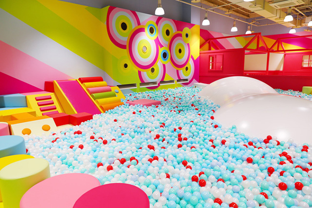 やわらかトランポリンも楽しめるボールプール/Bb 箕面船場店