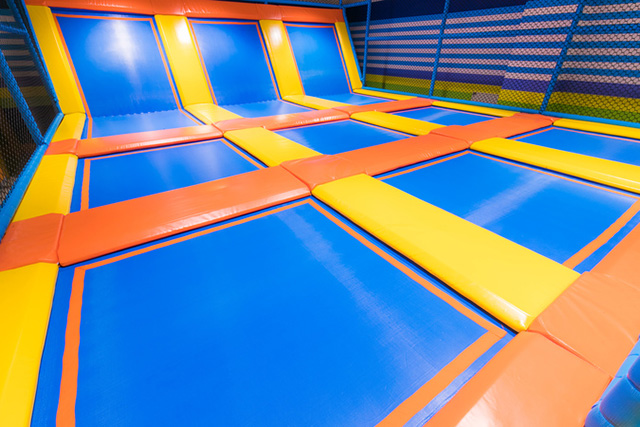 思い切りジャンプできる大きなトランポリン/Bb 箕面船場店