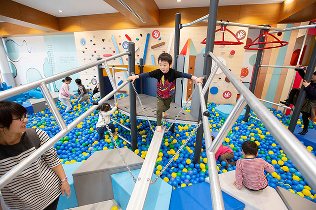 アスレチックジムのようなボールプール/ボーネルンド プレイヴィル 安満遺跡公園