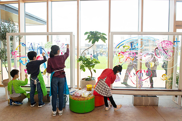 表現遊びゾーンも充実。アクリル板にお絵描きも楽しめる/ボーネルンド プレイヴィル 安満遺跡公園