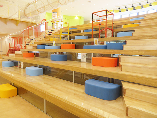 遊びながら階段を上り下りできるだんだん広場／こべっこランド