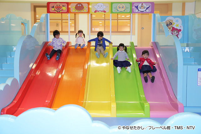 カラフルで楽しい虹のすべりだい／神戸アンパンマンこどもミュージアム＆モール