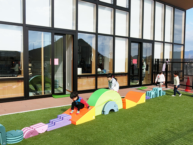 こどもプラザの人口芝生にはブロックモジュールがある/西脇市茜が丘複合施設Miraie こどもプラザ