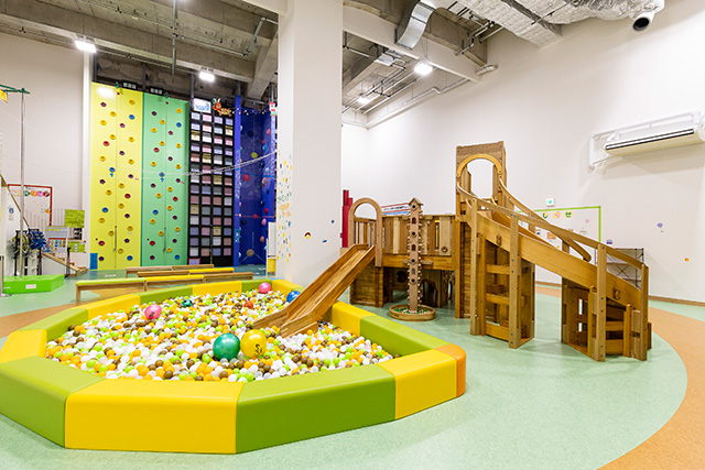 施設中央には大型木製遊具とボールプールがある/CCパークひめじ イーグレ屋内遊戯場