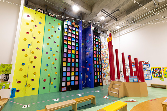 年齢問わず、思い切り体を動かして遊べるクライミング遊具。体重制限有(20~90kg)/CCパークひめじ イーグレ屋内遊戯場