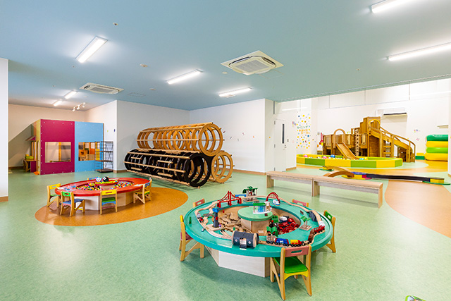 木製玩具のそろったおままごとコーナーやブリオ・バンチェムズなど落ち着いて遊べる玩具もある/CCパークひめじ イーグレ屋内遊戯場