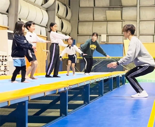 ジャンプしながら移動もできるタントラ/おさるアリーナ