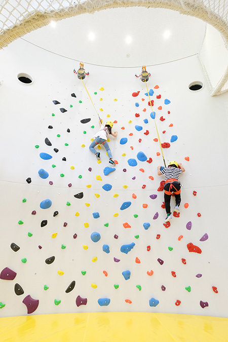 植村直己氏にちなみエベレストをイメージしたえれべすとウォール/植村直己冒険館・どんぐりbase