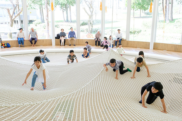 大型ネット遊具「ホワイトあみあみマウンテン5ピークス」/植村直己冒険館・どんぐりbase