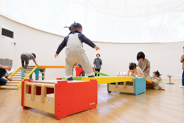 乳幼児対象のぐんぐんジム/植村直己冒険館・どんぐりbase