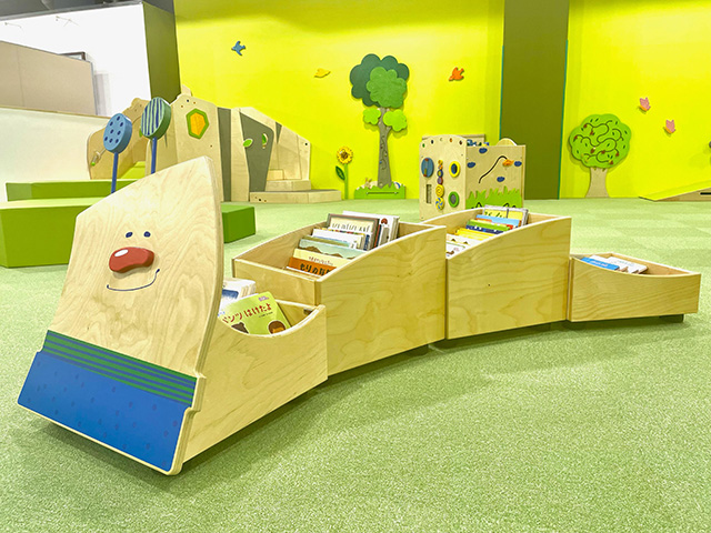 利用者から寄贈された絵本や図鑑が入ったブックカート/加古川海洋文化センター