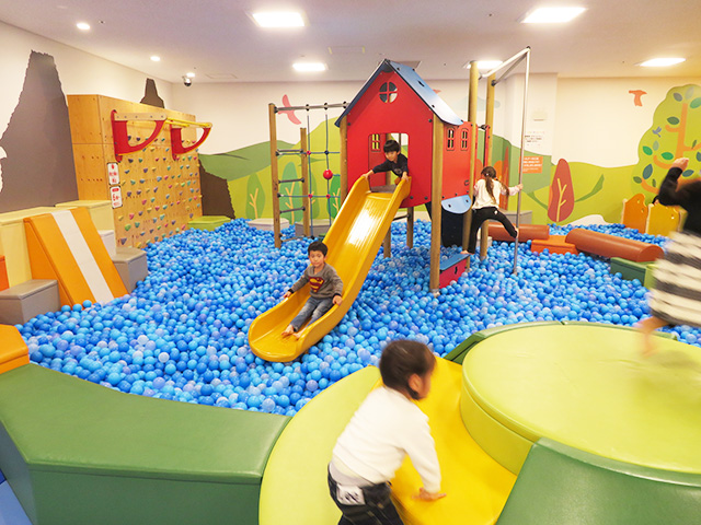 約3万個の青いボールがありハイハイの赤ちゃんでも楽しめる/あかしこども広場