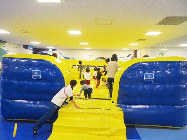 アクティブゾーンには、ボーネルンド社の大型遊具、エアキャッスルが大人気/あかしこども広場