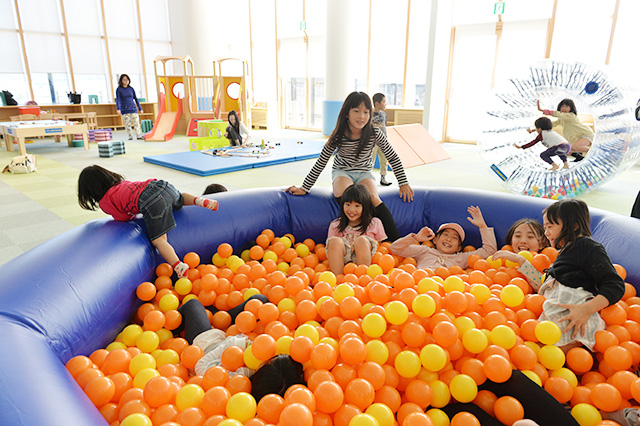 ボールプールとサイバーホイール/西脇市茜が丘複合施設Miraie こどもプラザ