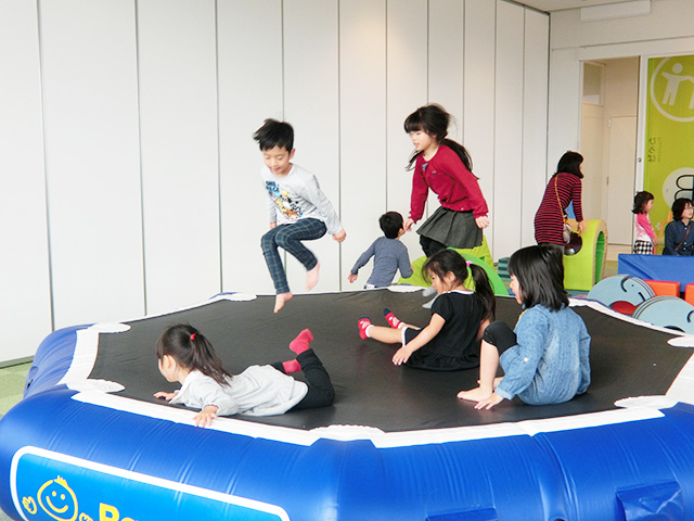ひっくり返すとボールプールになるトランポリン/西脇市茜が丘複合施設Miraie こどもプラザ