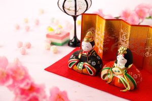 ひな祭りの由来、ひな人形の飾り方を解説！ひな祭りの歌の意味や当日の過ごし方も