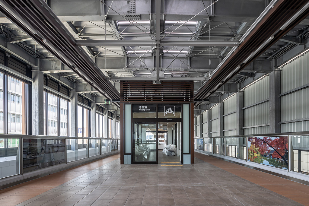 屋根と壁に覆われたホーム（福井駅）