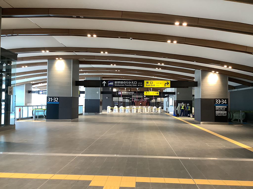 船の帆をイメージしたコンコースの天井デザイン/敦賀駅