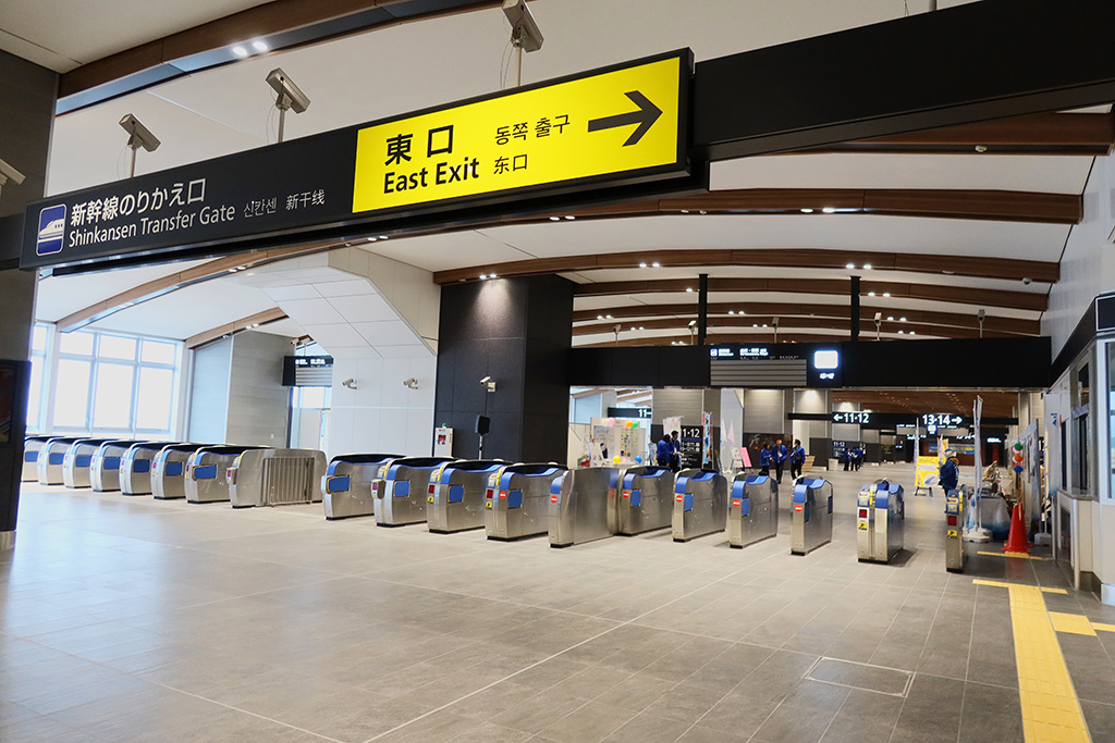 2階にある新幹線の自動改札/北陸新幹線・敦賀駅