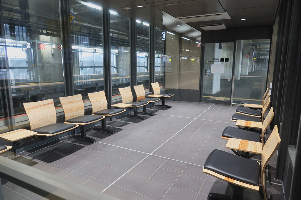 33番・34番線ホームの待合室/北陸新幹線・敦賀駅