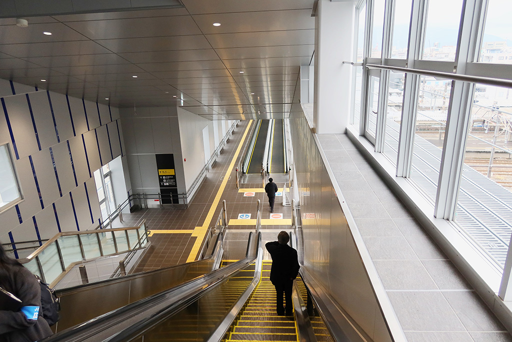 西口改札方面に向かうエスカレーター/北陸新幹線・敦賀駅